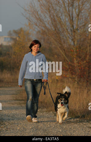 a spasso il cane Foto Stock