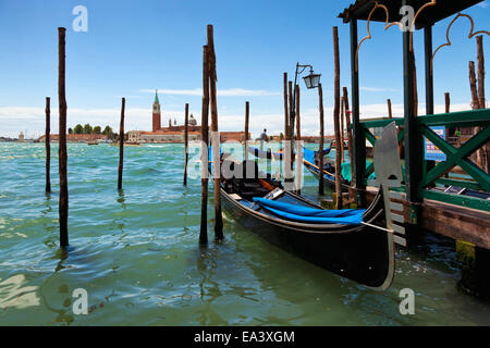 Stazione di gondole a Riva degli Schiavoni, Venezia, con San Giorgio Maggiore isola e chiesa in background Foto Stock