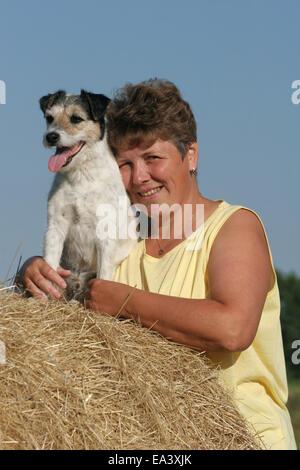 Donna con Parson Russell Terrier Foto Stock