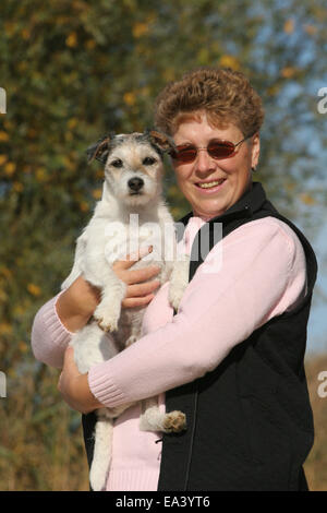 Donna con Parson Russell Terrier Foto Stock