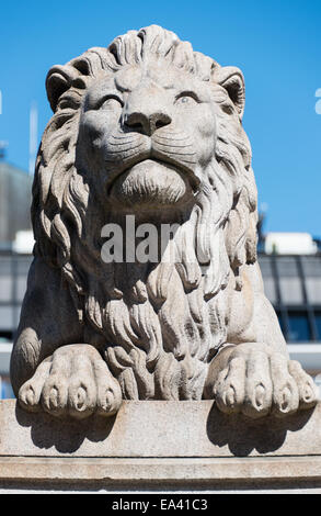 Lion statua vicino in posizione verticale Foto Stock