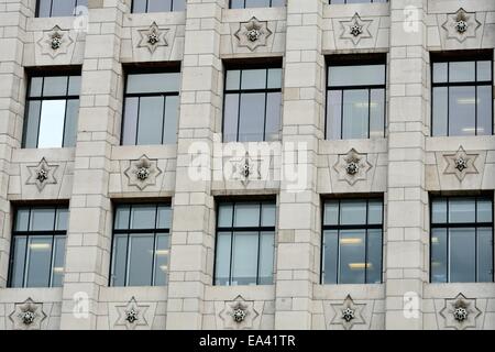 Finestre rettangolari sul moderno edificio per uffici Foto Stock