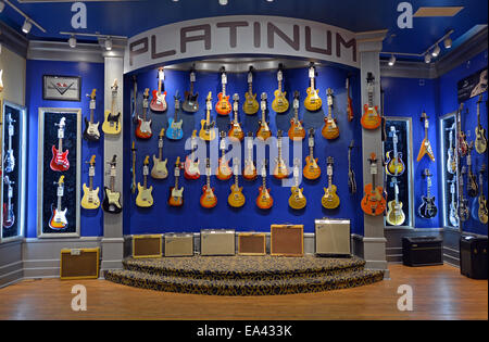 Chitarre vintage e amplificatori in vendita presso il centro di chitarra sulla West 14th Street a Manhattan, New York City Foto Stock