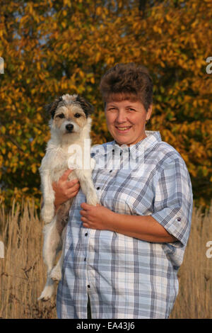 Donna e Parson Russell Terrier Foto Stock