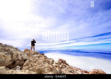 Uomo di scattare una foto in alto vulcano Teide Foto Stock