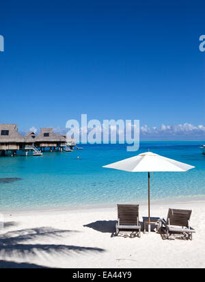 Ombrellone e sdraio sulla spiaggia. Foto Stock