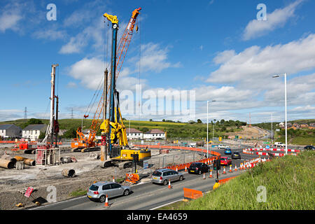 Lavori in corso durante la ricostruzione le teste delle valli un465 Road con rotatoria temporanea, Trefil, Wales, Regno Unito Foto Stock
