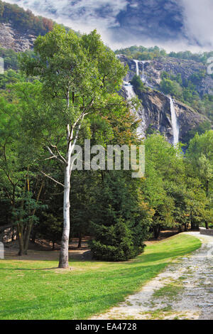 Pittoresca cascata in montagna Foto Stock