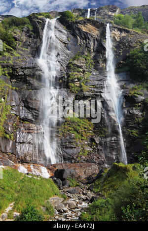 Pittoresca cascata nel Nord Italia Foto Stock