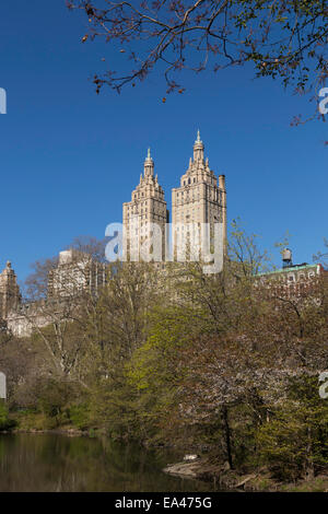 Il lago di Central Park con San Remo in background, NYC Foto Stock
