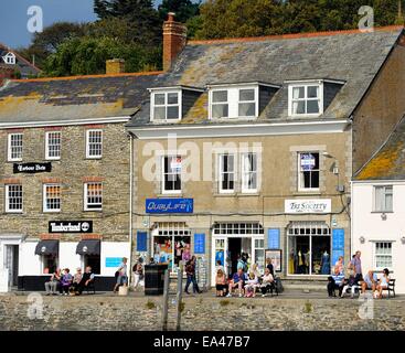 Turisti che si godono il sole di mattina sulla banchina a Padstow Cornwall Inghilterra Regno Unito Foto Stock