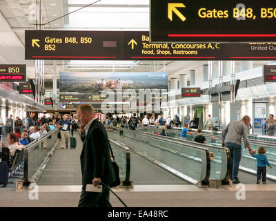 Aeroporto viaggiatori, marciapiedi mobili e cancelli, Regno terminale, l'Aeroporto Internazionale di Denver, CO Foto Stock