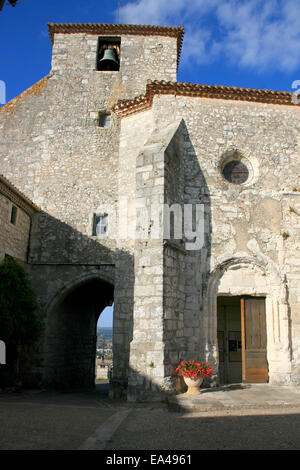 Arco e chiesa Saint-nicolas Pujols Lot-et-Garonne Francia Foto Stock