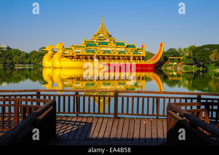 Karaweik Palace al Lago Kandawgyi, Yangon, Myanmar Foto Stock