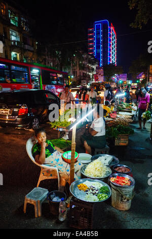 Strada del mercato di Yangon, Myanmar Foto Stock