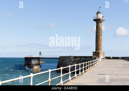 Whitby Harbour e il molo di ponente, North Yorkshire, Inghilterra Foto Stock