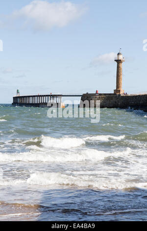 Whitby harbour guardando oltre al molo di ponente, North Yorkshire, Inghilterra Foto Stock