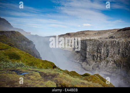 Dettifoss cascata in Islanda sotto un cielo di estate blu con le nuvole. Inquadratura orizzontale Foto Stock