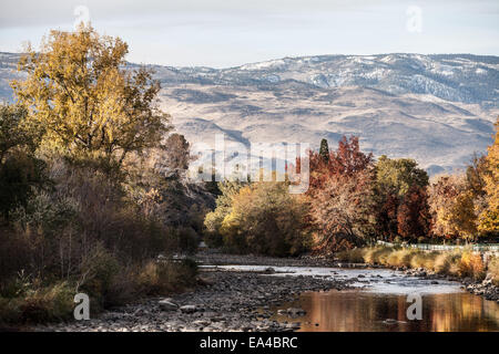 Una vista del fiume Truckee in esecuzione attraverso la città di Reno, NV. Foto Stock