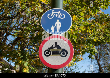 British cartelli stradali che indicano un percorso condiviso per i pedoni e i ciclisti e i motocicli non consentito Foto Stock