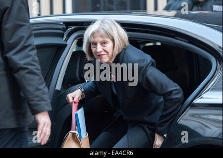 A Downing Street, Londra, Regno Unito. Il 4 novembre 2014. I ministri del governo partecipare a Downing Street per la loro settimanale riunione del gabinetto. Nella foto: Theresa Maggio © Lee Thomas/Alamy Live News Foto Stock