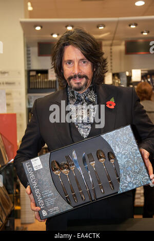 Il guru del designer Laurence Roderick Llewelyn-Bowen incontra fan e clienti al Boundary Mill Store. La celebrità fiammeggiante è caduta in per il tè al ristorante Banisters dopo aver condiviso la sua gamma di stoviglie e posate Arthur Price al 1° piano. Foto Stock