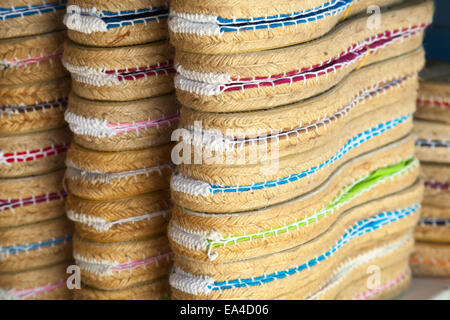 " Espadrilles " colorate per la vendita su un piccolo negozio nella città di Calafell, Catalogna, Spagna Foto Stock