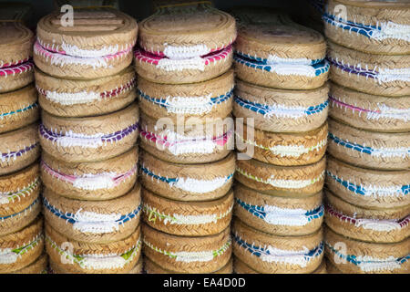 " Espadrilles " colorate per la vendita su un piccolo negozio nella città di Calafell, Catalonia, regione di Tarragona, Spagna Foto Stock