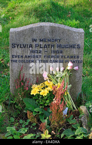 Tomba del poeta americano Sylvia Plath Hughes la moglie di Ted Hughes poeta laureato in Heptonstall sagrato, West Yorkshire, Inghilterra, Regno Unito. Foto Stock