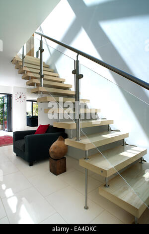 Aprire il piano scala e corridoio in casa residenziale, REGNO UNITO Foto Stock