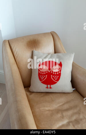 Owl cuscino indossato sulla poltrona in soggiorno di Londra casa famiglia, UK. Foto Stock