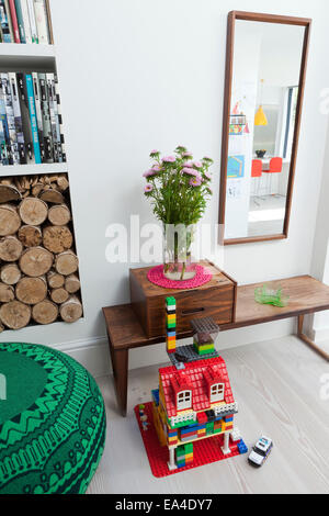 Giocattoli per bambini e scaffale dettaglio in London casa di famiglia, UK. Foto Stock