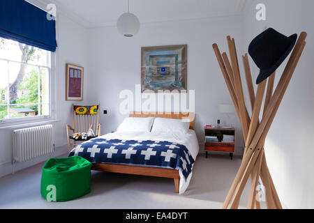 Sciangai hat e coat stand disegnato da De Pas D'Urbino Lomazzi nel 1973 nella camera da letto di casa di Londra, Regno Unito. Foto Stock