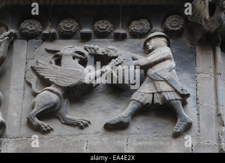 Spagna. La Catalogna. La cattedrale di Barcellona. Fightwith un grifone in un rilievo di San Ivo portale. Pannelli riutilizzati cattedrale romanica. Foto Stock