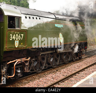 Battaglia di classe britannica pacific No 34067 Tangmere riparte il Weymouth Seaside Express dopo una sosta ad un segnale rosso. 17th agosto 2014. Foto Stock