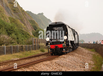 Battaglia della Gran Bretagna classe pacific No 34067 Tangmere viaggiando lungo le pareti del mare con l'escursione a vapore del Ducato reale. 7th settembre 2014. Foto Stock