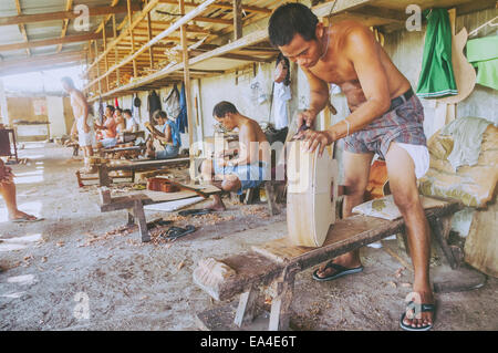 Alegre Guitar Factory, fatto a mano la chitarra nella factory di Lapu Lapu città delle Filippine. Foto Stock