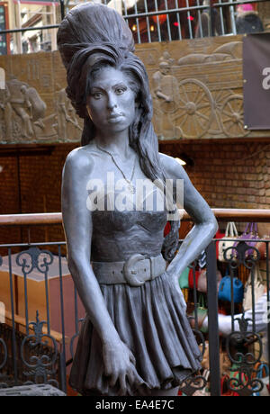 Statua di Amy Winehouse in stalle di Camden Market, Londra da Scott Eaton Foto Stock