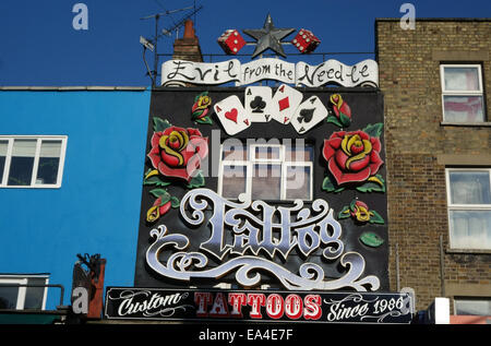Il male dall'ago salotto tattoo, Camden Town, Londra Foto Stock