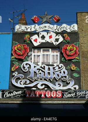 Il male dall'ago salotto tattoo, Camden Town, Londra Foto Stock