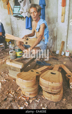 Alegre Guitar Factory, fatto a mano la chitarra nella factory di Lapu Lapu città delle Filippine. Foto Stock