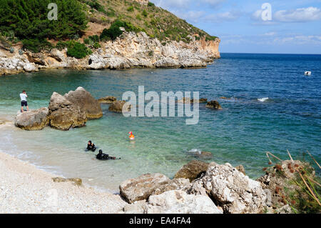 Una vista sulla baia di Mazzo di Sciacca vicino a Castellammare del Golfo in Sicilia Foto Stock