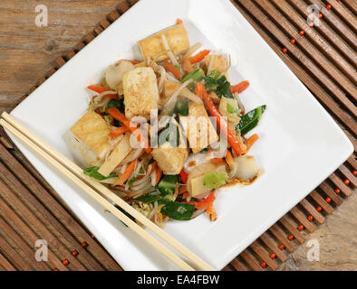 Agitare cinese di verdure fritte con tofu