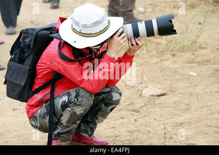 Cameraman, turistico, stranieri, femmina, Canon DSLR, tiro, in Pushkar, Rajasthan, India. Foto Stock