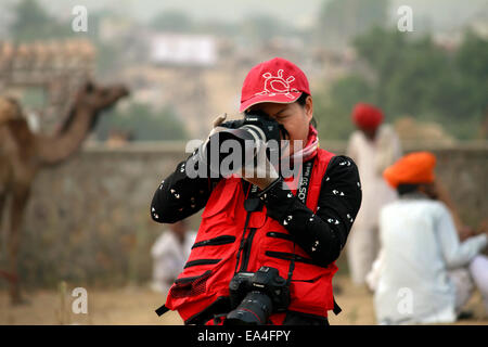 Cameraman, turistico, stranieri, femmina, Canon DSLR, tiro, in Pushkar, Rajasthan, India. Foto Stock