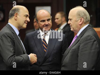 Bruxelles, ministro spagnolo dell'Economia Luis de Guindos e il Ministro irlandese delle Finanze Michael Noonan (da L a R) discutere prima di un Eurogruppo dei ministri delle finanze riuniti in sede UE a Bruxelles del Belgio. 6 Nov, 2014. Il commissario UE responsabile degli affari economici e finanziari, la Fiscalità e unione doganale, Pierre Moscovici, ministro spagnolo dell'Economia Luis de Guindos e il Ministro irlandese delle Finanze Michael Noonan (da L a R) discutere prima di un Eurogruppo dei ministri delle finanze riuniti in sede UE a Bruxelles del Belgio, nov. 6, 2014. Credito: Voi Pingfan/Xinhua/Alamy Live News Foto Stock