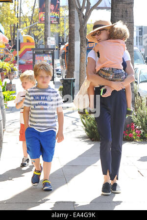 Julie Bowen e i suoi tre figli godono di una mattina insieme ad un mercato di agricoltori con: Julie Bowen,Oliver Phillips,Gustav Phillips,John Phillips dove: Los Angeles, California, Stati Uniti quando: 04 Maggio 2014 Foto Stock