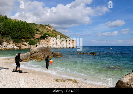 Due sub sulla spiaggia sabbiosa di Mazzo di Sciacca, vicino a Castellammare del Golfo, Sicilia Foto Stock