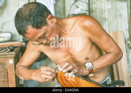 Alegre Guitar Factory, fatto a mano la chitarra nella factory di Lapu Lapu città delle Filippine. Foto Stock