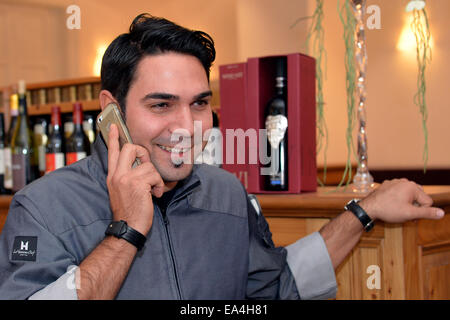 Kuenzelsau, Germania. 6 Nov, 2014. Lo chef de cuisine Serkan Guezelcoban nel suo ristorante handicap in Kuenzelsau, Germania, 06 novembre 2014. Il ristorante in cui disabili e non disabili alle persone di lavorare insieme è stato nominato con una stella della guida francese Michelin. Foto: Thomas Kienzle/dpa/Alamy Live News Foto Stock